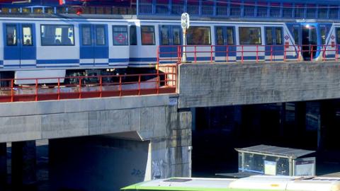 Intercambiador de Aluche con vagón de Metro y autobús interurbano