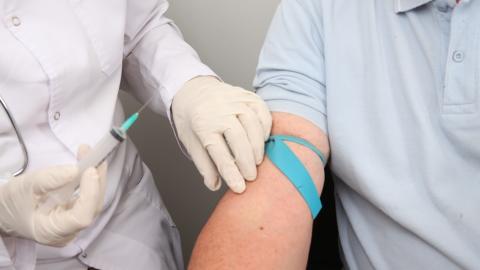 Imagen de un médico con una jeringuilla en la mano preparado para sacar sangre