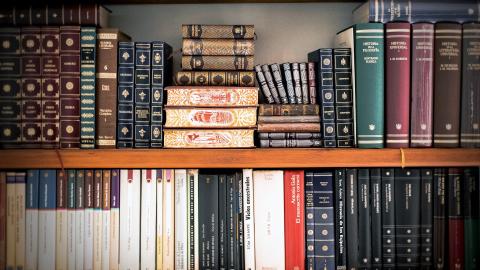 Libros en una estantería