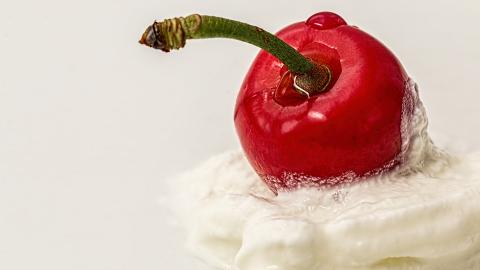 Tazón de cerezas con yogur