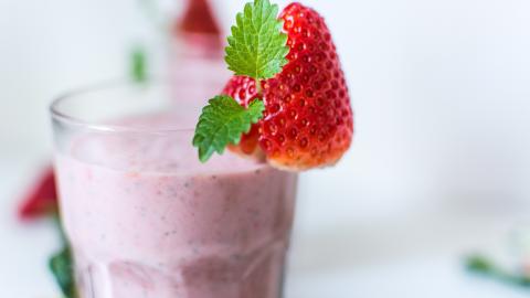 vaso de leche con piña y fresas
