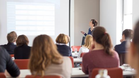personas en un aula de formación