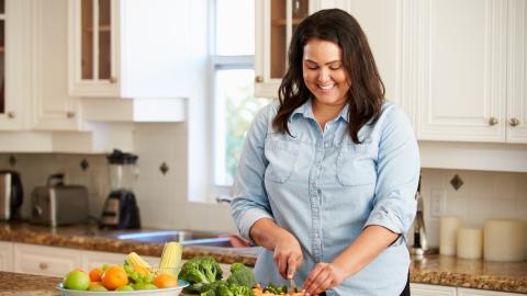 mujer con sobrepeso cocinando