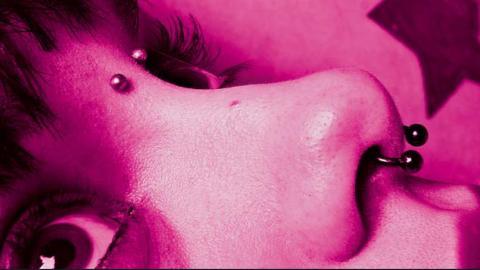 foto de una joven con piercing y tatuajes