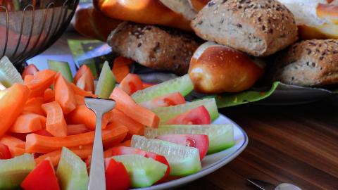 Pepino y zanahoria con hummus