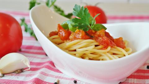 Bol de espaguetis con tomate