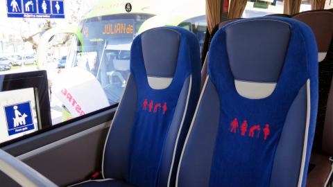 Asientos reservados para personas de movilidad reducida en un autobús interurbano