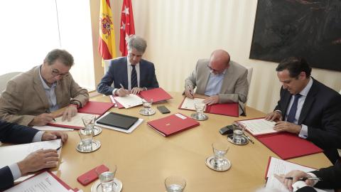 El presidente regional, Ángel Garrido, firma la prórroga de la Estrategia Madrid por el Empleo con los sindicatos UGT, CC OO y la patronal CEIM