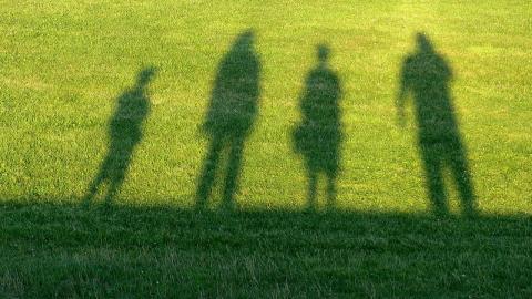 Sombra familia en el campo