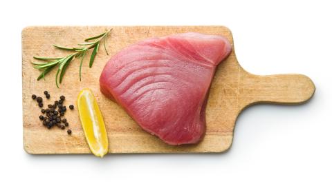 Filete de atún sobre una tabla de madera Filete de atún sobre una tabla de madera