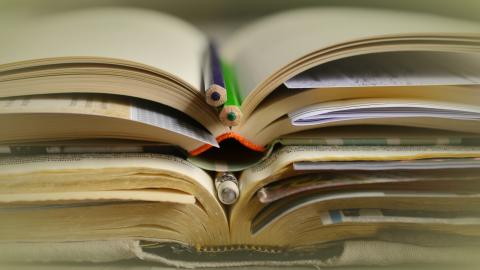 libro abierto con lapices de colores