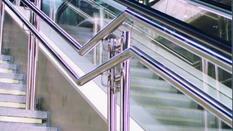 Detalle escaleras fijas y mecánicas