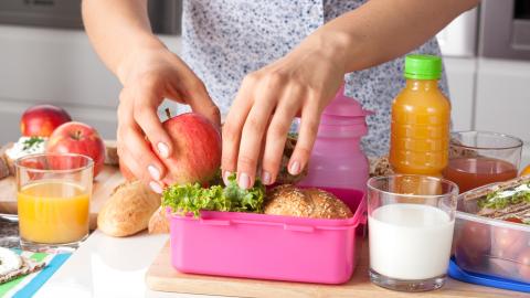 Introduciendo alimentos en una tartera