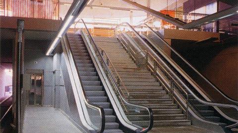 Escaleras y ascensor estación Rivas-Urbanizaciones