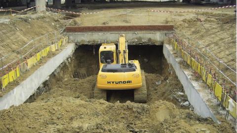 Excavación bajo la losa de cubierta