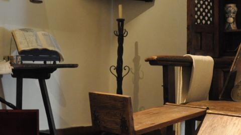 Botica del museo casa natal de Cervantes Silla de madera y demás artefactos de trabajo en la botica de Rodrigo de Cervantes del museo casa natal de Cervantes