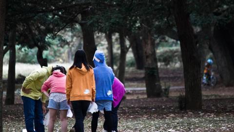 Adolescentes paseando por el campo.