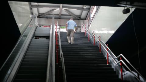 Escaleras fijas y mecánicas estación Avenida de Europa