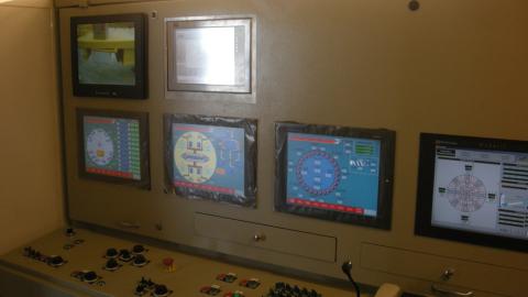 Interior de la cabina de pilotaje de una tuneladora