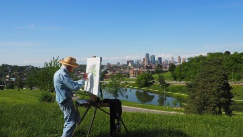 Hombre mayor pintando un lienzo