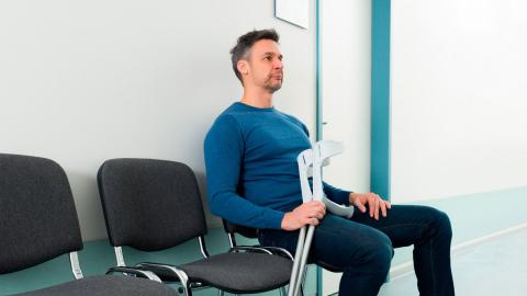 Acceso a Centros Base de Valoración y Orientación a personas con discapacidad Imagen ilustrativa de un hombre con muletas que espera para ser atendido
