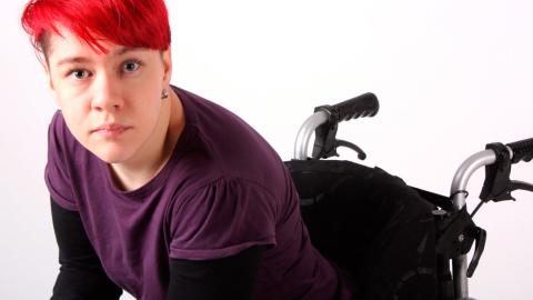 Joven independiente usuaria de silla de ruedas