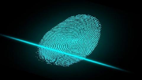 Huella digital en azul claro con fondo oscuro y un haz de luz atravesándola por la base