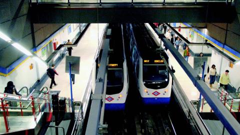 Nuevos andenes de la estación de Moncloa Nuevos andenes de la estación de Moncloa y dos trenes parados en la estación
