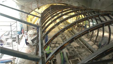Fase 5. Retirada de la protección metálica del túnel Fase 5, retirada de la protección metálica del túnel