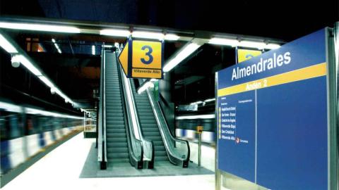 Estación de Almendrales. Andenes con paquete de escaleras Andenes de la estación de Almendrales con el cuerpo de escaleras en el andén central