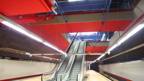 Cuerpo de escaleras de bajada a andén Cuerpo de escaleras de bajada a andén de la estación de Villaverde Alto