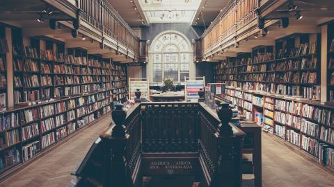 Biblioteca con libros