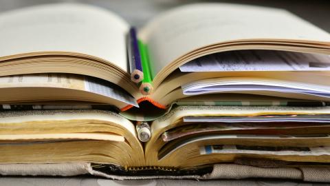 Libro abierto con lápices dentro
