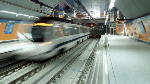 Tren circulando por la Estación Manuela Malasaña