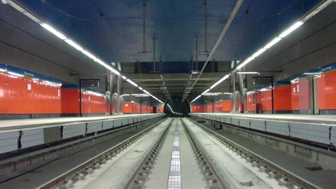Vista de la estación Parque de Europa, andenes, vías, luminarias, catenaria