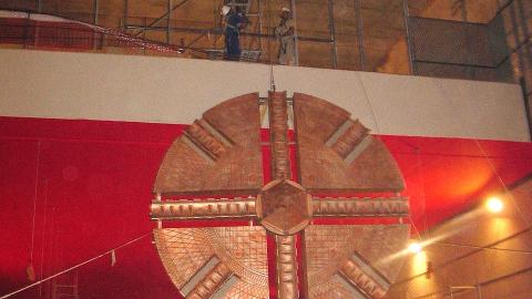 Proceso de izado del mural  en Móstoles Central