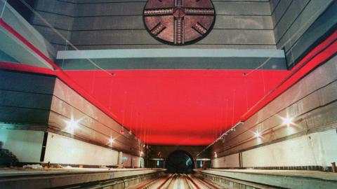 Vista desde vía de la estación Móstoles Central con el mural de la cabeza de la tuneladora
