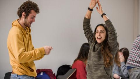 Dos jóvenes en un curso de la Escuela de Animación