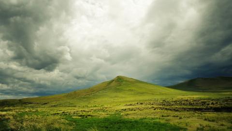 Montaña verde con nubes