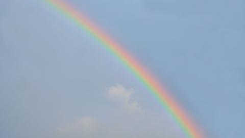 Arco Iris sobre cielo azul