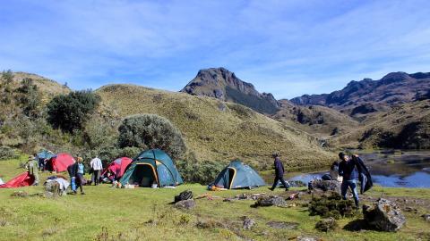 Jóvenes haciendo acampada