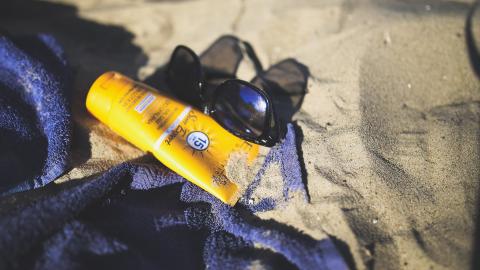 Gafas de sol y cremas