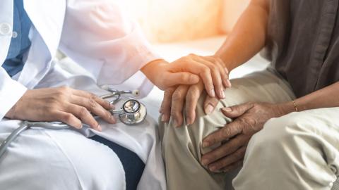 Sanitario con un paciene