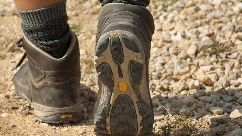 Plano de pies con botas de montaña