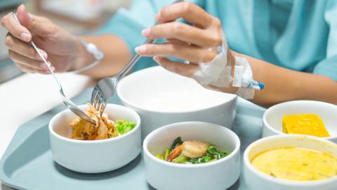 Bandeja con comida en hospital