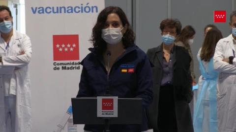 DÍAZ AYUSO, EN EL INICIO DE LA VACUNACIÓN CONTRA EL COVID-19 EN EL HOSPITAL PÚBLICO ENFERMERA ISABEL ZENDAL