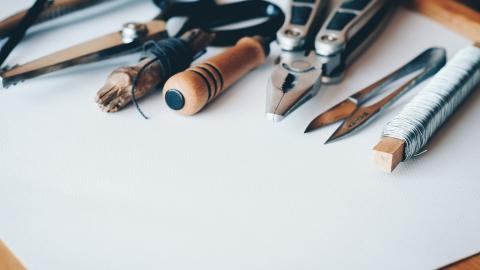 Diferentes herramientas de bricolaje sobre una mesa