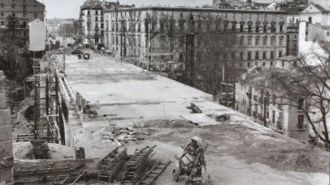 42. Reconstrucción del viaducto que une el Palacio Real con San Francisco el Grande, después de los desperfectos ocasionados por la Guerra Civil. Reconstrucción del viaducto que une el Palacio Real con San Francisco el Grande después de los desperfectos ocasionados por la Guerra Civil
