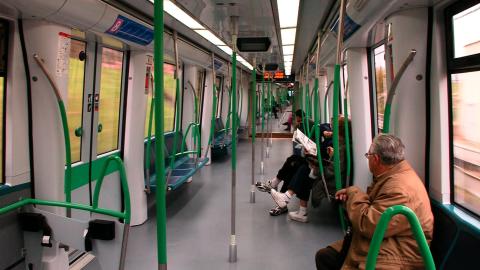 Personas en el interior de un vagón de la serie 8000