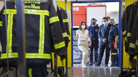 La presidenta junto con otros miembros visitando las instalaciones del Parque de Bomberos